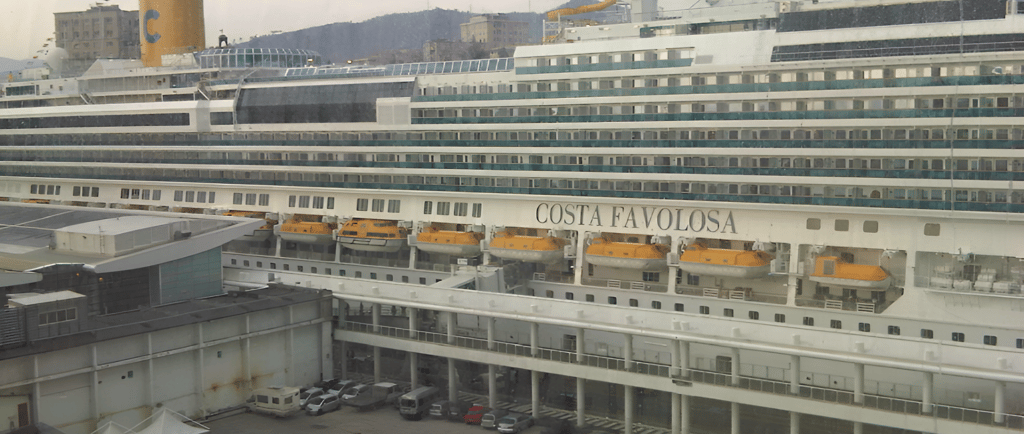 Costa Favolosa no porto de Savona, preparando-se para cruzeiro rumo ao Brasil.