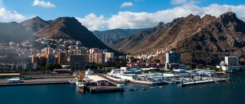 vista do porto chegando a tenerife de navio