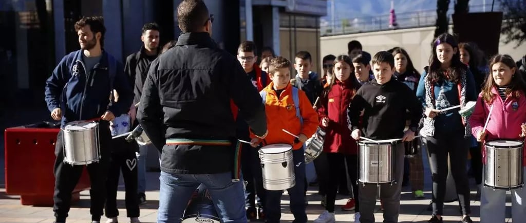 un hombre tocando la batería frente a un grupo de personas en Cullera