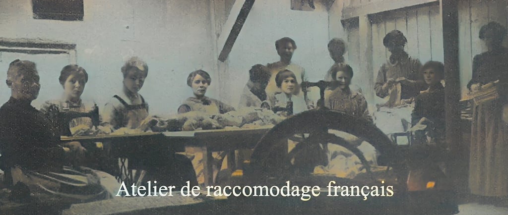 Des françaises réquisitionnées pour le raccommodage des uniformes allemands.