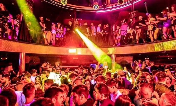 gente-bailando-hotel castilla fuenlabrada