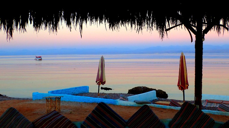 Beduinstjärnan Ras shitan Egypten solnedgång över Röda havet