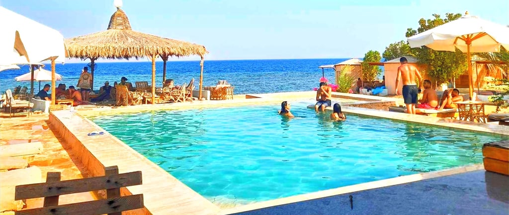 Ha en fantastisk tid i poolen på stranden i Egypten
