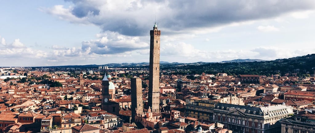 panoramica delle die torri città di Bologna 