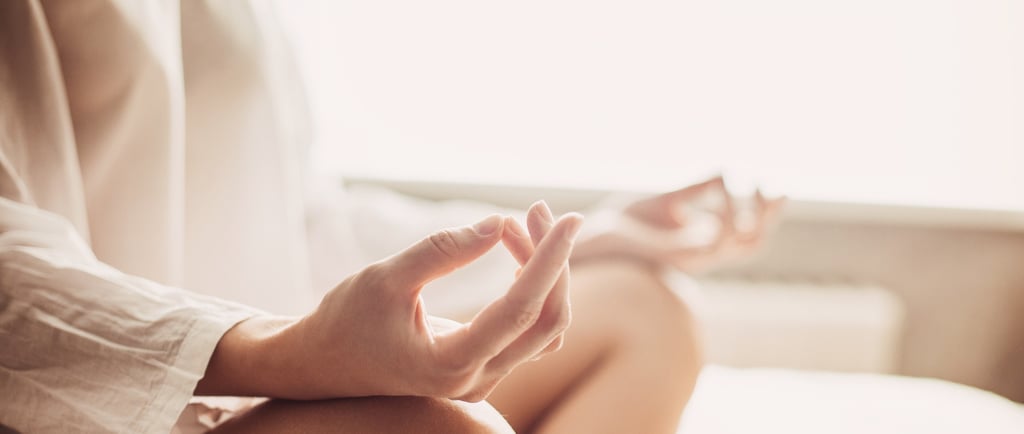 Personne en posture de relaxation avec les mains ouvertes, relâchement du stress et apaisement corps