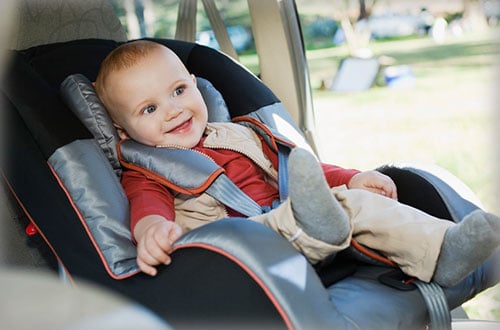 Criança na cadeirinha isofix