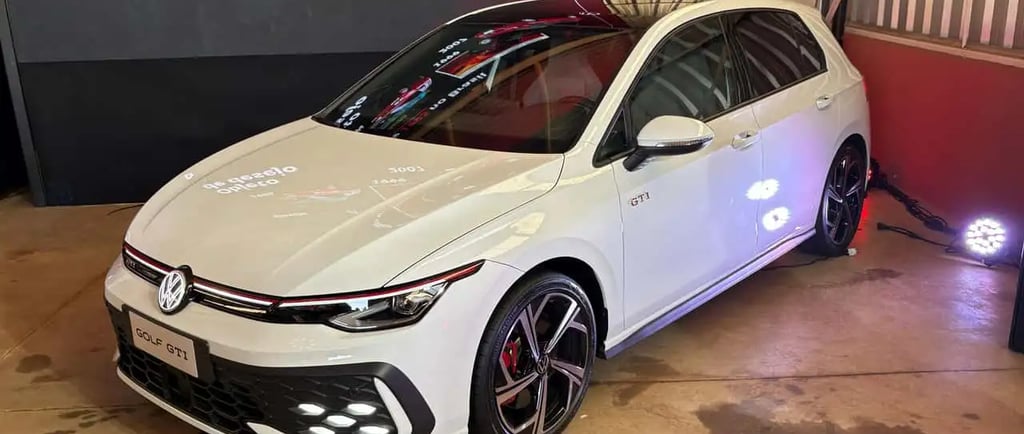 Novo Golf GTI. Carro branco esportivo da Volkswagem