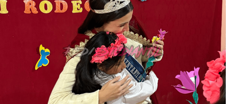 Reina provincial abrazando niña del norte jujeño