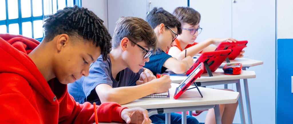 Descubra 10 razões essenciais para investir no inglês para adolescentes! Desde o aprimoramento cogni