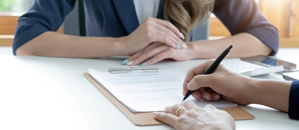 Kvinnliga och manliga händer signererar dokument symboliserar avtal för företagslån