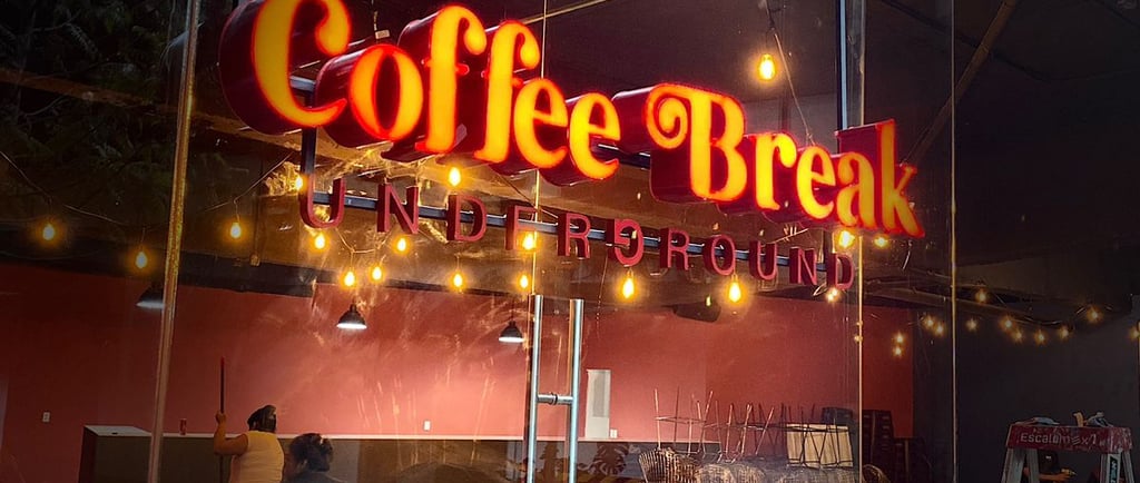 letras de acrílico con luz sobre ventana