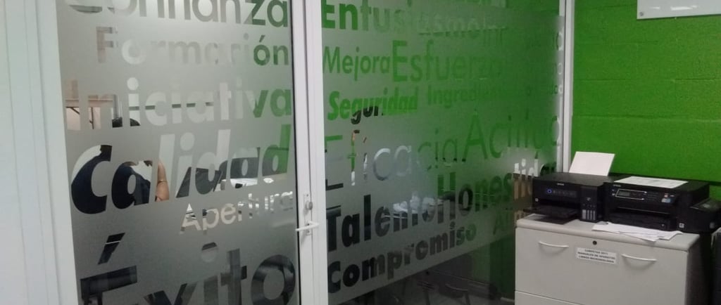 Vinil esmerilado para oficinas Instalación de vinil en CDMX.  Vinil decorativo para cristales.