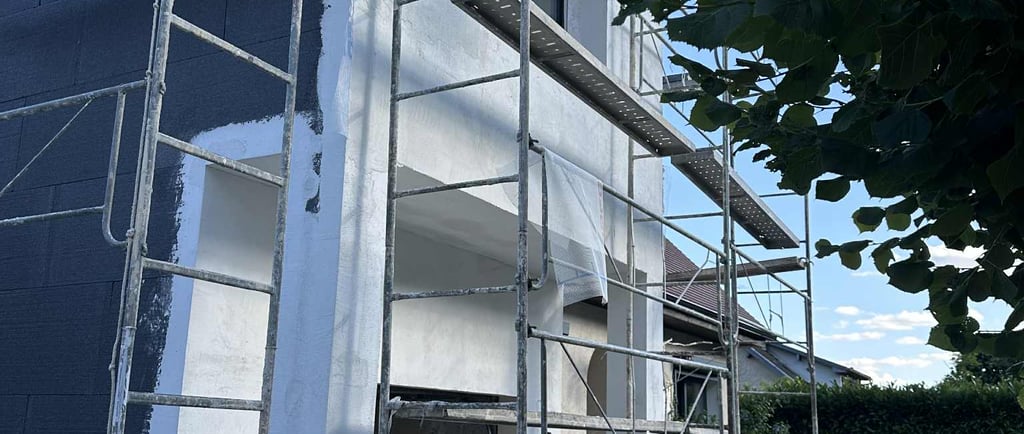 Ravalement de façade avec échafaudage en Île-de-France – rénovation extérieure
