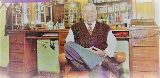Foto del Escritor, Museólogo y Peluquero, Don Ramón H. Romero Sentado en Su Sillón. 