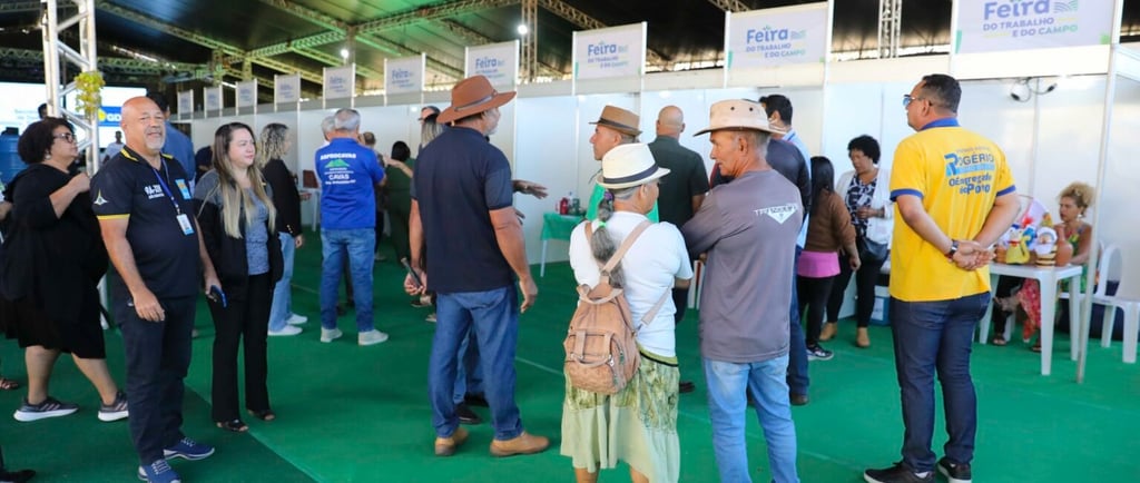 Grande grupo de pessoas circulando na feira do trabalho e do campo