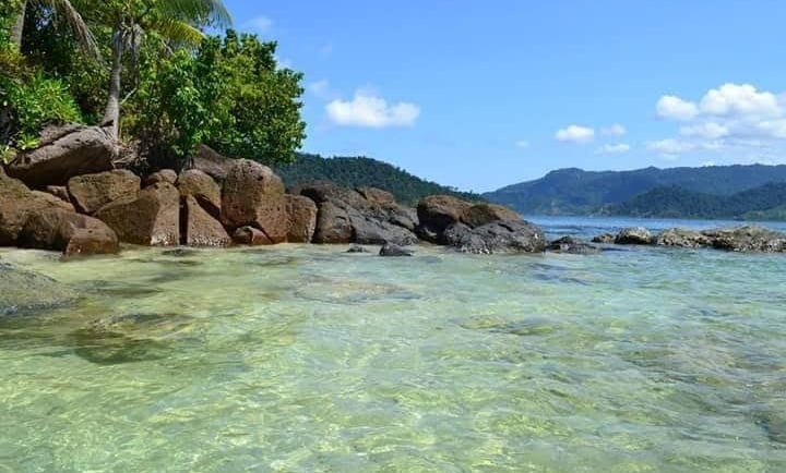 Air laut dalam teluk Mandeh, begitu bening. dan suasana nya yang menenangkan