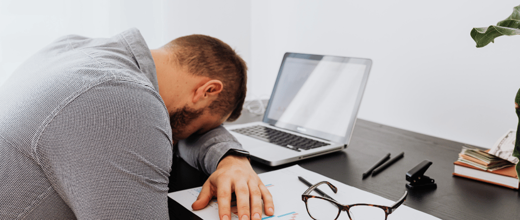 pessoa com crise de burnout no trabalho sobre o notebook