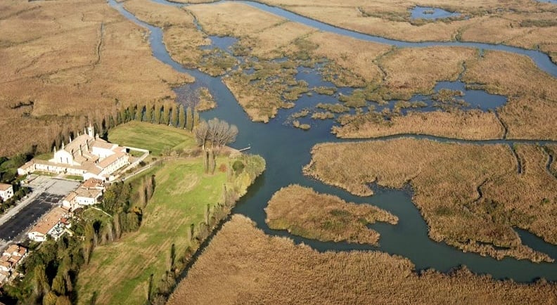 vista dall'alto di ansa e valli del Mincio