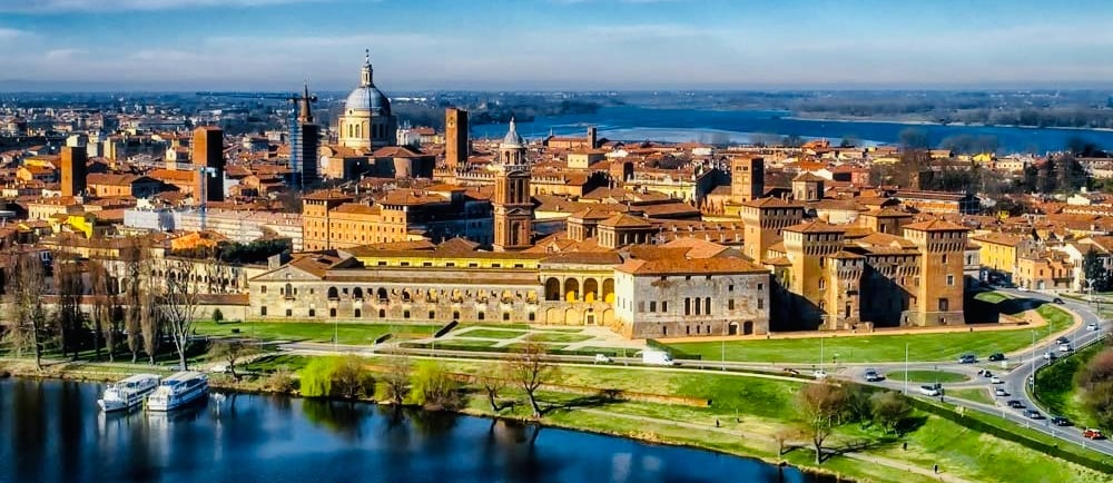 vista panoramica della città di Mantova con Palazzo del The