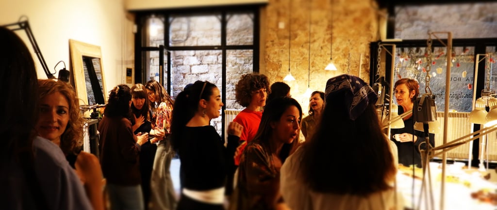 Líderes creativas del círculo MASTRO en un encuentro presencial, activando el poder de la comunidad 