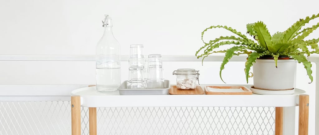 Nettoyage méticuleux d’un salon avec un canapé beige et un tapis clair.