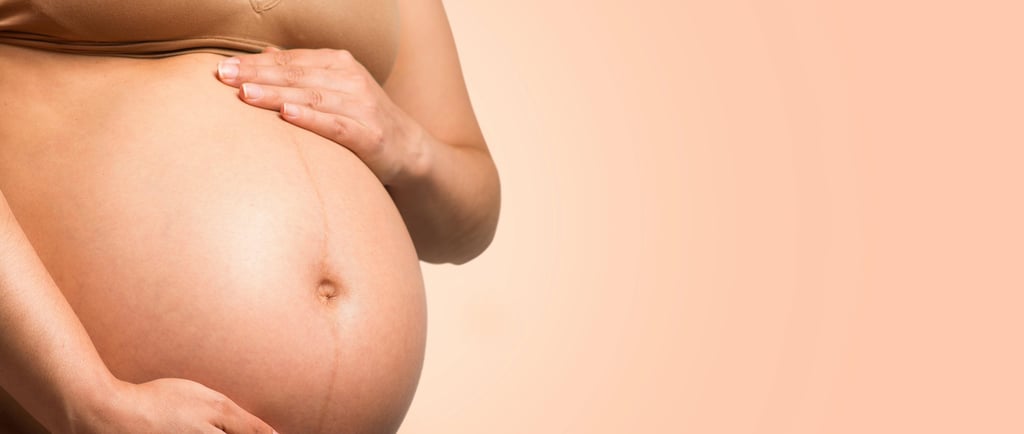 Fisioterapia para embarazadas: abdomen de mujer gestante acariciando su barriga
