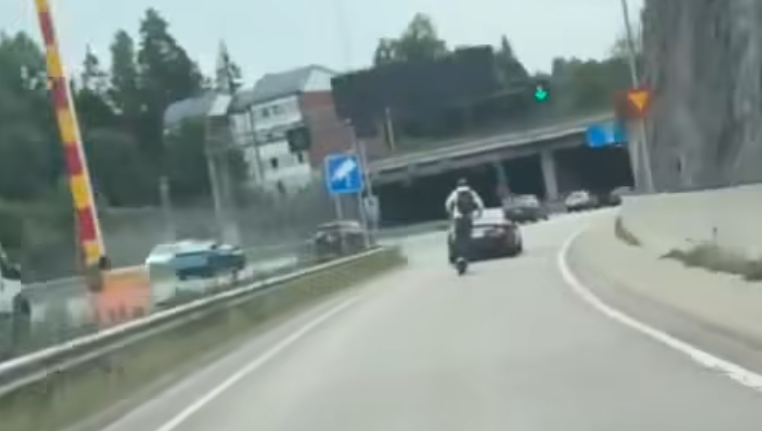 Henkilö ajaa skuutilla satasta kehä ykkösellä.