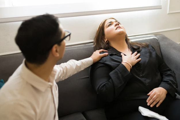 Femme en crise symbolisant les crises d'angoisse et de panique comme obstacles à la sérénité.
