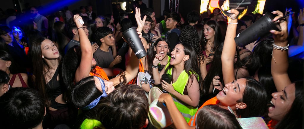 Grupo de jóvenes bailando y festejando en fiesta de 15 con pantalla LED y DJ en vivo