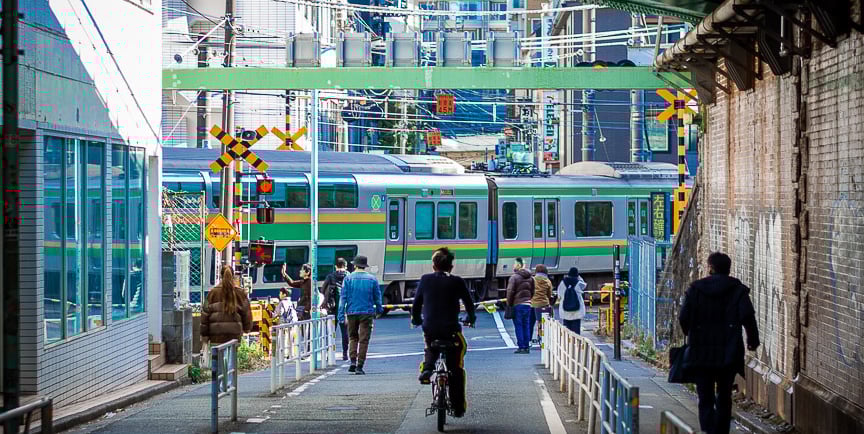 Train métro vert Yamanote line à Tokyo