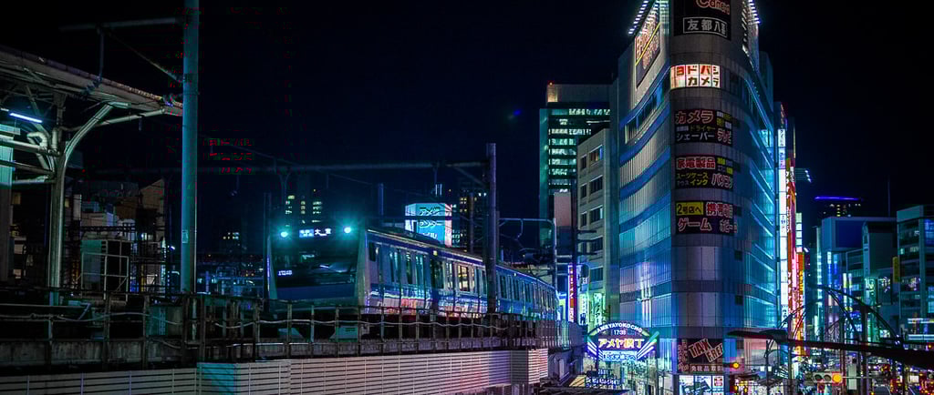 Vue du quartier d'Akihabara à Tokyo avec la Yamanote line qui passe