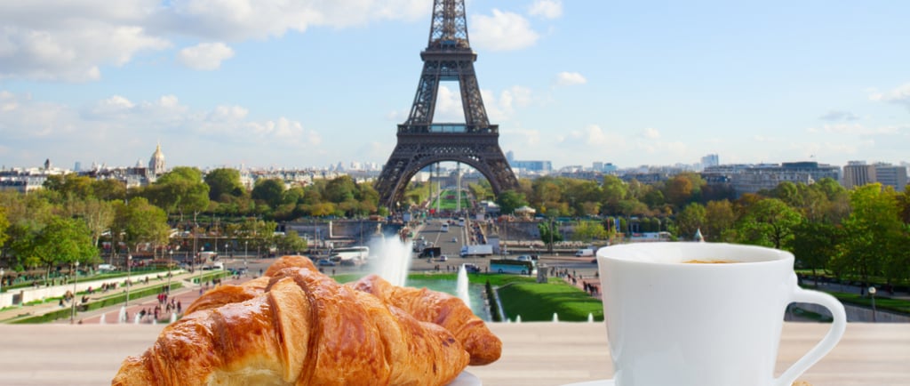 Frisch gebackenes Croissant mit Café Crème – französisches Frühstück im Café Français in Konstanz