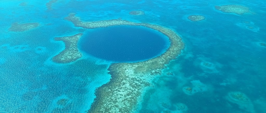 Sorvolo sul Great Blue Hole in Belize