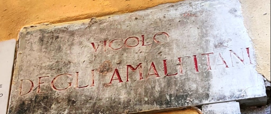 a sign that says 'vicolo degli amalfitani'