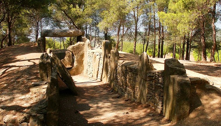 dolmen vestige mégalithique dans l'Aude