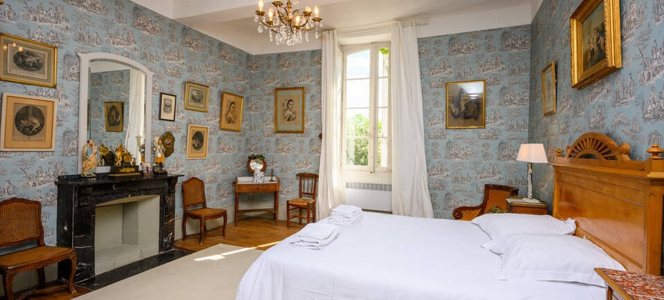chambre de château : l'art de vivre à la française
