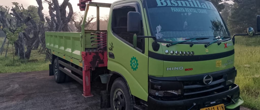 Truck Crane 50 ton warna hijau