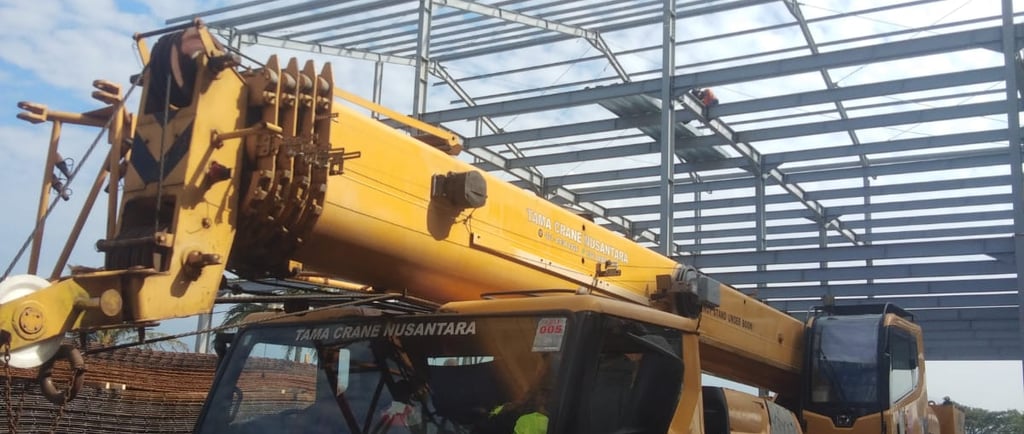 Mobil crane 25 ton kontruksi baja