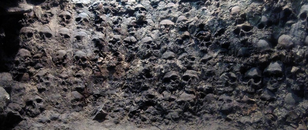 Restos del tzompantli frente al Templo Mayor de Tenochtitlan