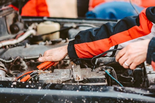saugiai-įkrauti-išsikrovusį-automobilio-akumuliatorių