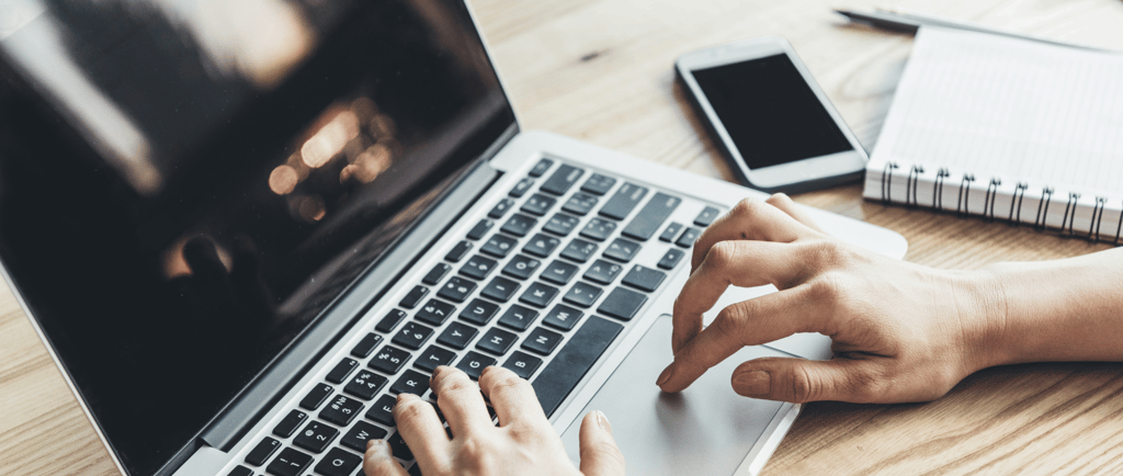 Femme travaillant sur pc portable apple
