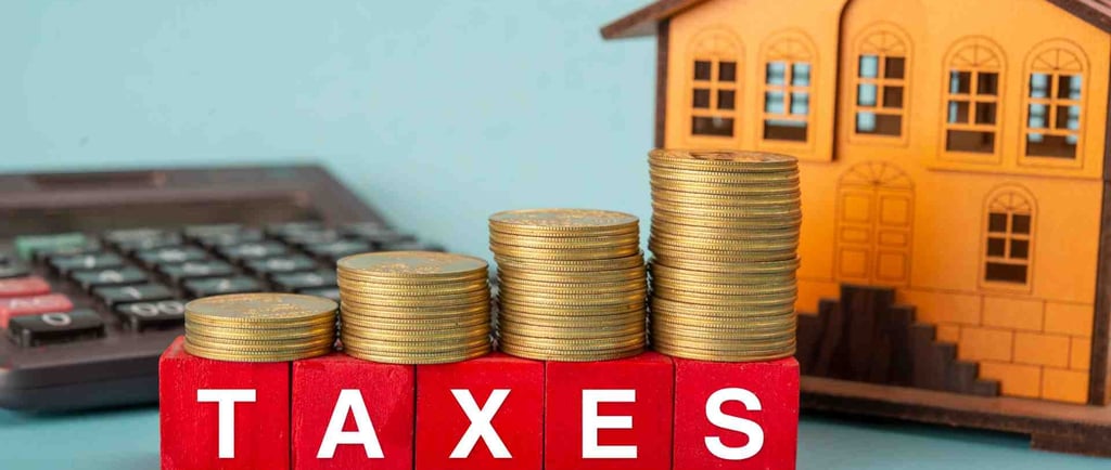 Photo d'une maison, calculatrice et taxes