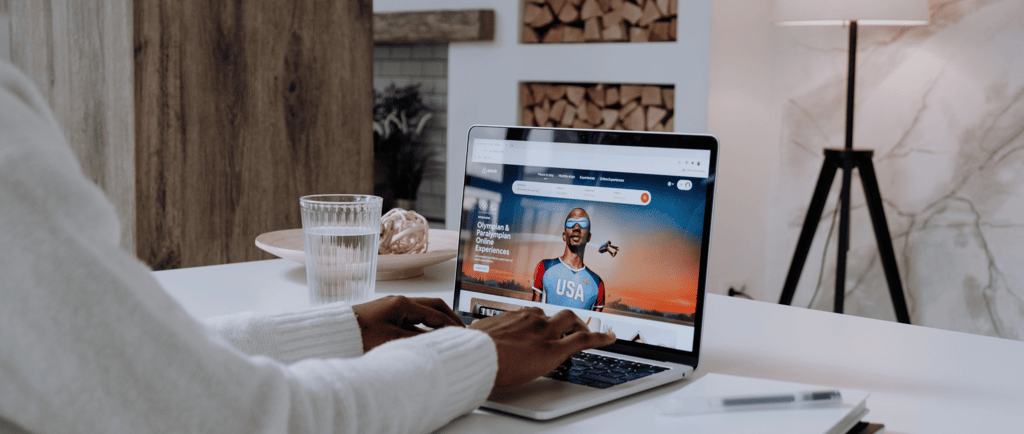 Un homme travaillant sur pc macbook, intérieur cosy