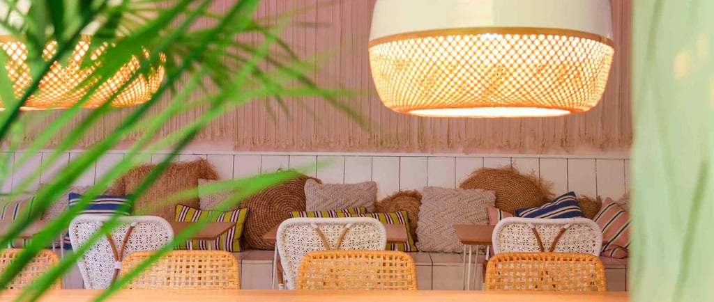 Séjour, coin repas hebérgement airbnb