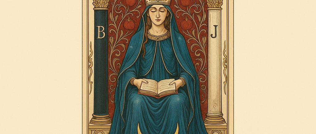 La Papesse arcane 2 du tarot de Marseille assise avec livre ouvert et tiare papale sur fond bleu