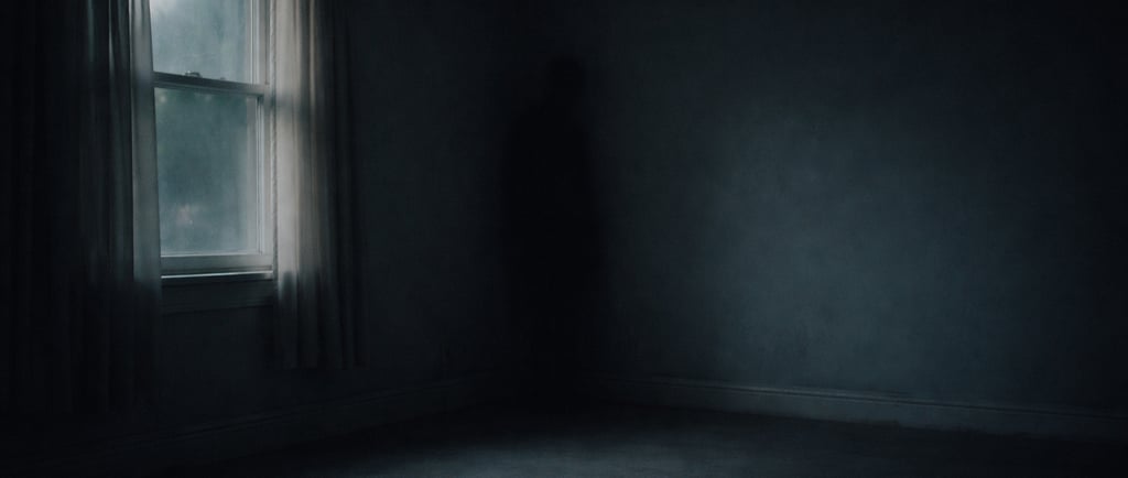 Forme d'ombre subtile dans une pièce au crépuscule, évoquant une présence invisible ressentie