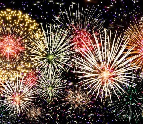 a bunch of fireworks in a dark sky