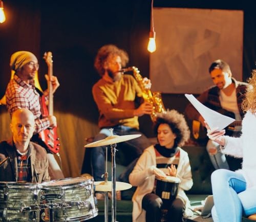 LIVE MUSIC PERFORMANCE 