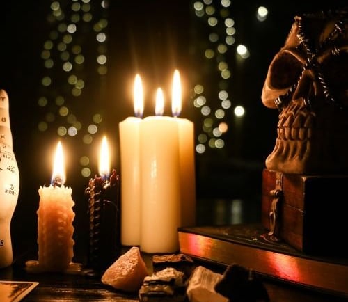 a candle lite up in the dark