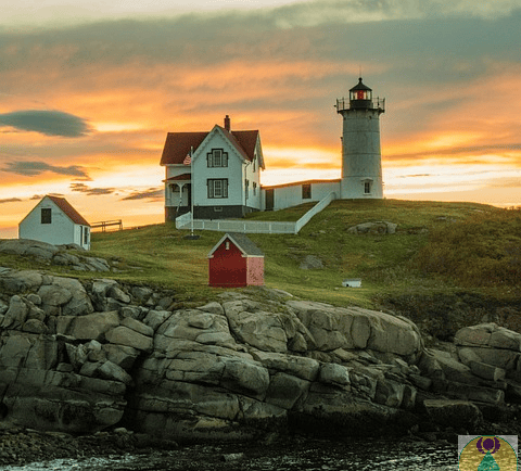 maison avec un phare sur la côte